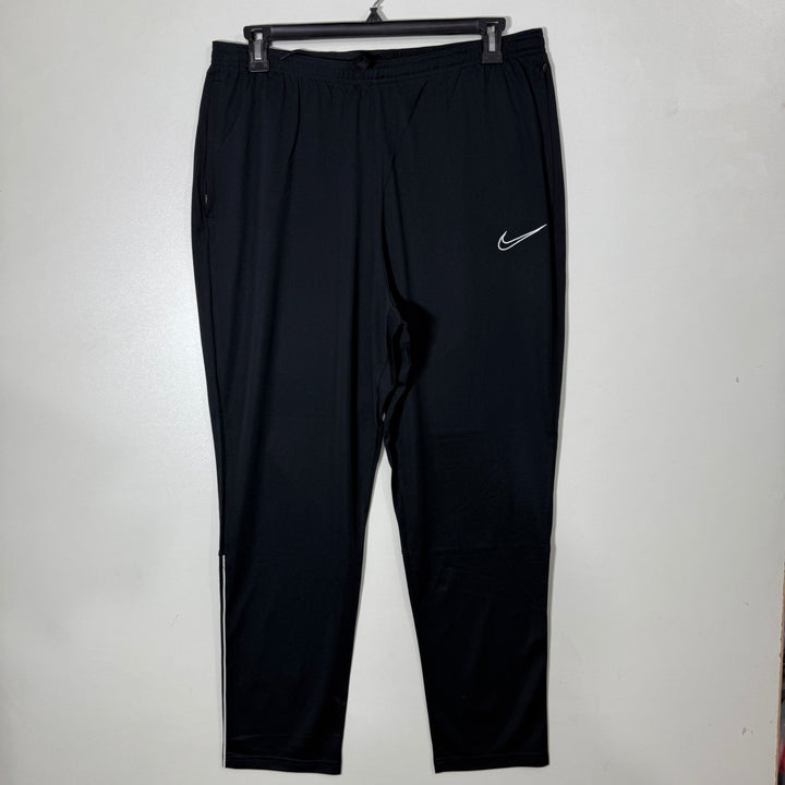NIKE DRI FIT SPORT TROUSER WITH SIDE ZIP POCKETS BLACK COLOUR
